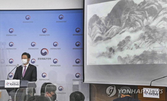 황희 문화체육관광부 장관이 지난 4월 28일 오후 서울 종로구 정부서울청사 별관에서 고 이건희 삼성전자 회장 소장 문화재·미술품 기증 관련 브리핑을 하고 있다. 연합뉴스